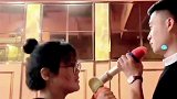 男子和朋友对唱情歌，妻子直接入场火辣伴舞