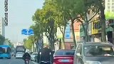 大爷手持轮滑拐杖大街上漂移