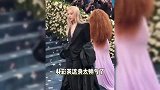 Lisa和Jennie合照，Lisa镂空西装造型大胆，Jennie拖尾礼服复古名伶