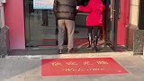 一对情侣在售楼部门口发生争执