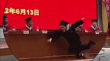 全场唯一一个能让所有领导起立的学生