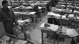 早上5点钟，高二的学生们陆续来到教室学习