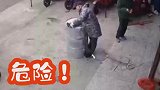 男子用电锯割油桶盖子，火花四溅发生爆燃！