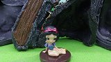 白雪摘蘑菇，不小心掉进洞穴，听到声音后的贝儿来救白雪