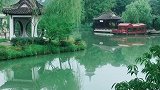 轻轻杨柳风，悠悠桃花水，小船儿飘来了俊俏的小阿妹。