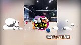 张柏芝大儿子打桌球，卷发造型帅气潇洒，堪称缩小版谢霆锋