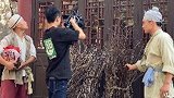 兄弟你入戏太深了，这个酒坛子很贵的，估计中午的鸡腿没了！