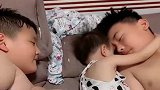 俩哥哥非要搂妹妹睡觉，半夜开门看到这一幕，太暖心了！