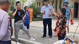 你的外卖正在路上看热闹