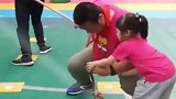 幼儿园亲子活动现场，孩子爸游戏不结束，我能贴满