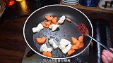 肥肠烧什么配菜好吃，我认为肥肠烧胡萝卜特别好吃