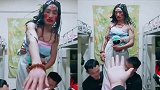 辣眼睛！男生宿舍模仿大唐不倒翁 网友：把手拿开