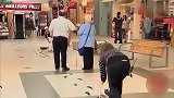国外爆笑街头恶搞：明明没走路却满地脚印，路人无辜被整