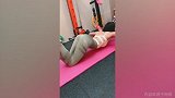 短发小姐姐专注健身！完美腰臀比十分迷人