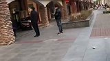 终于开门的理发店，价格不涨反降，原来都是学徒工流水线！
