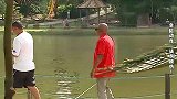 假扮盲人这样恶搞路人，结果被追路人着打