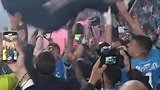 功勋主帅！实拍那不勒斯球员将孔蒂高高抛起