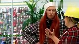 女士打蟑螂被铁钉扎穿手掌，把路人吓得大惊失色