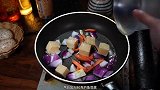 鱼豆腐怎么做好吃又简单，简单又好吃的鱼豆腐炒木耳，超级开胃