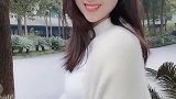 公园里遇到的美女背影太迷人了，转过身的微笑是心动的感觉