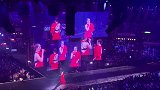 郑秀文一袭红裙亮相演唱会《如何掉眼泪》