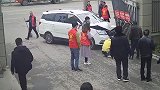 错把油门当刹车 男子无证练车撞伤行人致截肢