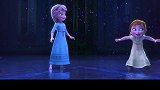 冰雪奇缘：室内也能溜冰玩雪，魔法少女不小心打到妹妹