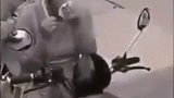 这种飞车抢夺，你见过吗 抢劫 搞笑