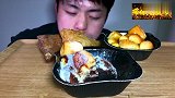 美食分享，小哥品尝三角酥，爽口味道棒