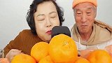 韩国可爱爷奶新年吃橘子