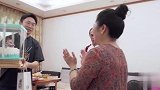 一家子活宝，杨迪为妈妈唱生日快乐歌，结果被妈妈的举动逗乐！