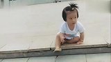 刚会走路的小情人遇到台阶，宝宝的动作反应，萌翻啦