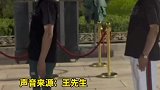 退役军人向天安门敬礼，执勤哨兵立刻向他们回礼