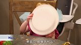 五胞胎老三黑兹尔吃东西超豪气，直接端起盘子干了！