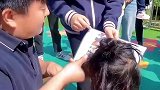 幼儿园举办爸爸扎头发比赛