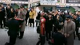 高铁站内，小伙突然跪下向女友求婚，众人围观下女友当场感动落泪