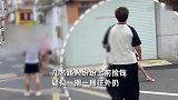 居民楼有人往外撒钱，路人纷纷围观捡拾，拍摄者：一捆一捆往外扔