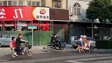 新奇！新婚当天新人坐马车出街