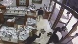 美国：加州一珠宝店遭遇抢劫，店员反击合力打跑劫匪