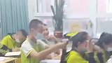 男生帮前座女生编辫子，女生害羞的捂脸，这编的不是辫子是青春啊