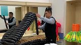 大哥真是个狠人，用气球做了个钢琴，可惜只能看不能弹！