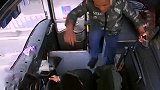 男子找工作不顺猛击大巴司机 后者紧握方向盘任打