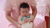 妈妈教学如何正确地喂小宝宝吃饭，尽量少食多餐避免引起胀气