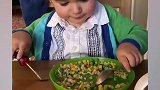 可爱的宝贝系列用勺子和启子吃饭，真是太好玩了！