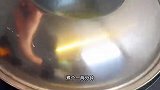 天热了做一盘清爽一点的小菜：丝瓜烧油面筋，鲜嫩爽滑，好吃极了