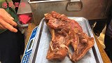 夫妻一天卖几百斤卤菜，猪头肉35元一斤徒手抢热肉想吃全靠抢
