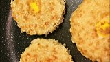 给大家做一个自制美食鸟巢鸡蛋方法很简单，很好吃哦！