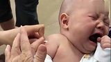 小宝宝吃得正香呢，护士阿姨一针就下去了！求宝宝的心理阴影面积