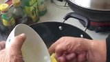 外婆给我教怎么炒鸡蛋，手指头擦碗，是精髓