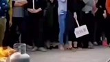 灭火演习，大妈根本不给灭火器机会